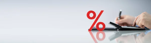 Nahaufnahme Des Roten Prozentsymbols Vor Dem Geschäftsmann Bei Der Berechnung — Stockfoto