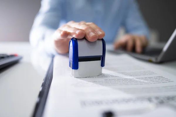 Close Carimbo Mão Uma Pessoa Formulário Inscrição Aprovado Sobre Mesa — Fotografia de Stock