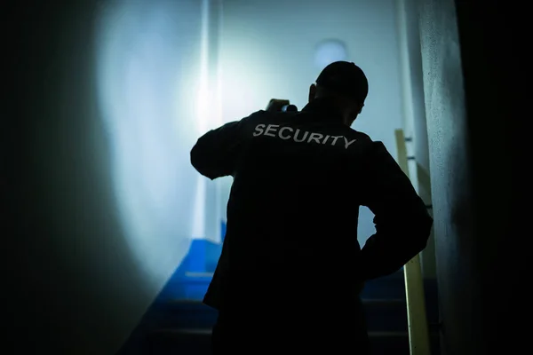 Bezpečnostní Stráž Hledající Schodišti Baterkou — Stock fotografie