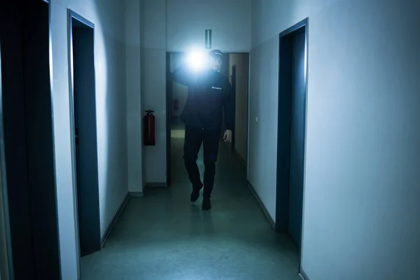 Gardien Sécurité Avec Lampe Poche Marchant Dans Couloir Bâtiment — Photo