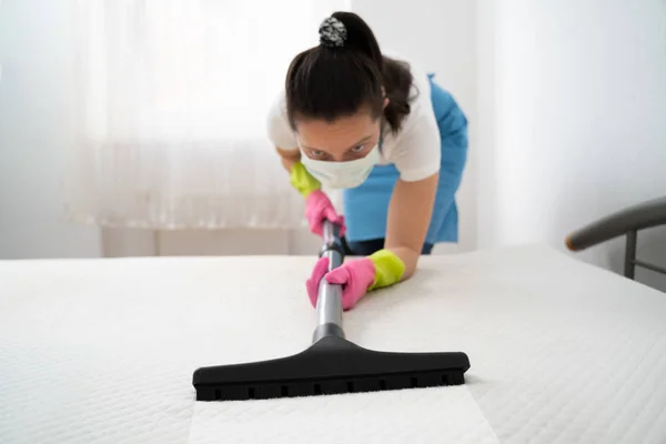 Mattress Cleaning Professional Service Female Cleaner Χρησιμοποιώντας Ηλεκτρική Σκούπα — Φωτογραφία Αρχείου