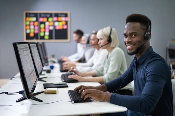 Positieve Mannelijke Customer Services Agent Met Headset Werken Een Call — Stockfoto