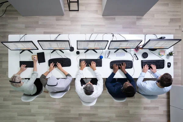 Agente Servicio Cliente Femenino Positivo Con Auriculares Trabajando Centro Llamadas — Foto de Stock