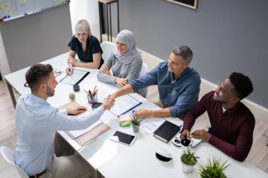 Ofiste bir görüşme bittikten sonra el sıkışan iş adamları
