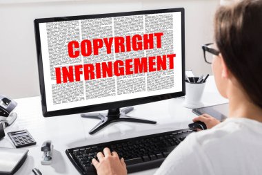 Telif Hakkı İhlali Yazısını Bilgisayar Ekranı Üzerinden Okuyan Genç Bir Kadının Arka Bakışı