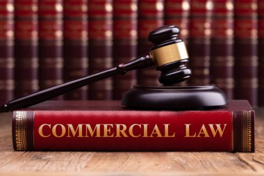 Kütüphanedeki Ticaret Hukuku Kitabı 'ndan Yargıç Gavel ve Vurucu Blok