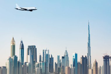 Modern Dubai Gökdelenlerinin Üzerinde Uçan Ticari Uçak Açık Mavi Gökyüzüne Karşı
