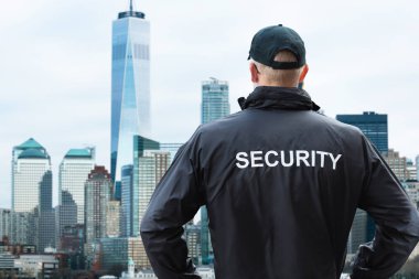 Manhattan, New York 'taki Skyline' a bakan erkek güvenlik görevlisi.