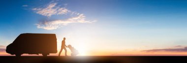 Teslimat kurye ile Van At Sunset yakınında arabası üzerinde karton kutular silüeti