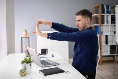 Genç İş Adamı Ofiste Esniyor