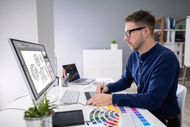 Bilgisayarda Office fotoğraf düzenleme bir tasarımcının el Close-Up