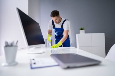 Ofisteki Cam Masa Temizleyen Mutlu Genç Hizmetçinin Portresi