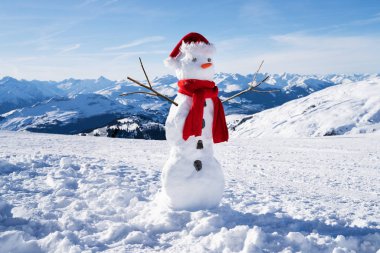 Karlı arazide şapkası ve atkısı olan tamamlanmamış bir kardan adamın düşük açılı görüntüsü
