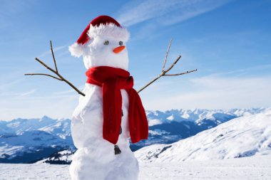 Karlı arazide şapkası ve atkısı olan tamamlanmamış bir kardan adamın düşük açılı görüntüsü