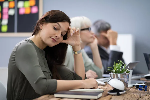 Aufgebrachte Geschäftsleute Sitzen Büro Während Ihr Kollege Einen Vortrag Hält — Stockfoto