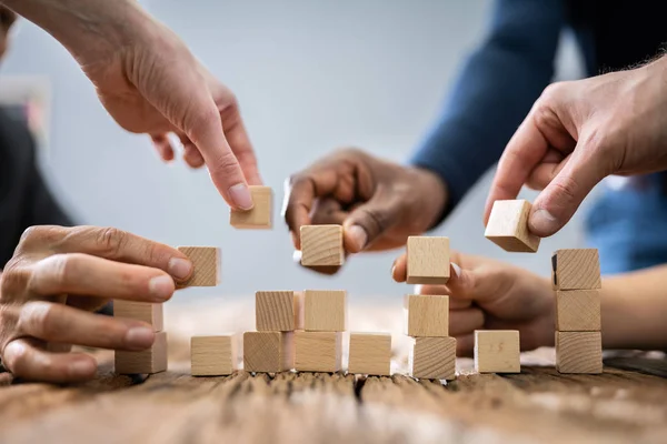 Nahaufnahme Der Hand Von Geschäftsleuten Beim Stapeln Von Holzklötzen — Stockfoto