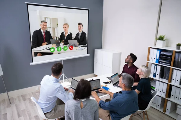 Grupo Empresarios Que Tienen Videoconferencia Sala Juntas —  Fotos de Stock