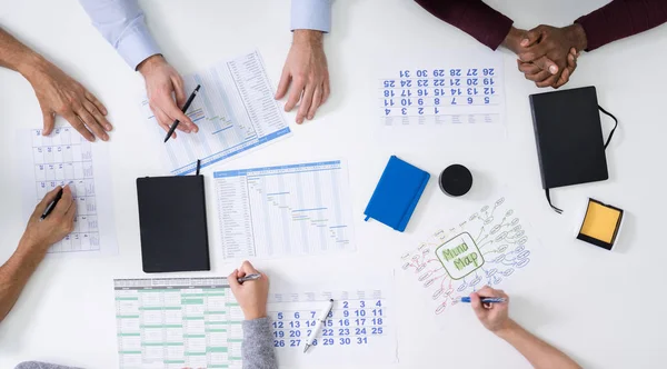 Gruppe Von Menschen Die Ein Projekt Mit Gantt Diagrammen Und — Stockfoto