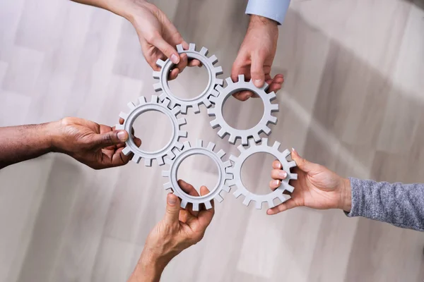 Nahaufnahme Von Geschäftsleuten Die Bunte Zahnräder Büro Verbinden — Stockfoto