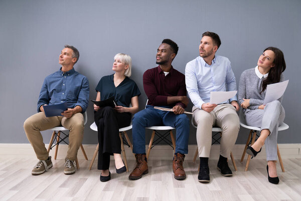 Крупный план бизнесменов с файлами, сидящими на стуле
