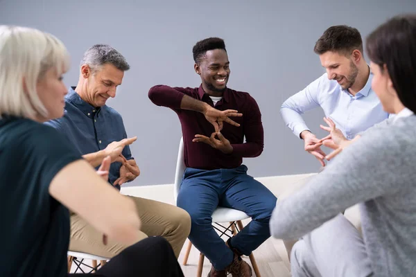 Primo Piano Una Persona Che Insegna Lingue Dei Segni Agli — Foto Stock