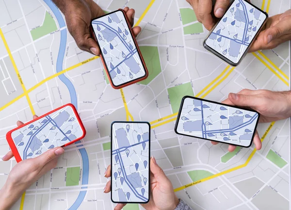 Overhead View People Using Map Mobile Phones — Stock Photo, Image