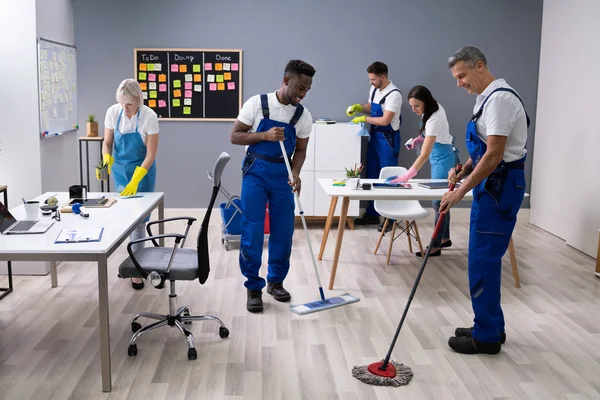 Grupo Conserjes Uniforme Limpieza Oficina Con Equipo Limpieza —  Fotos de Stock