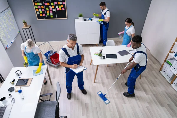 Janitor Con Suo Team Pulizia Ufficio Moderno — Foto Stock