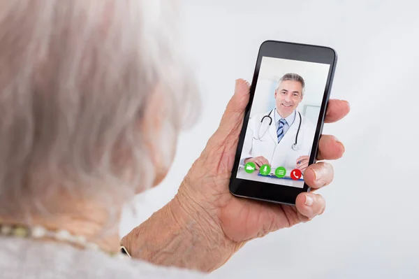 Video Conferenza Donna Anziana Con Medico Smartphone Casa — Foto Stock