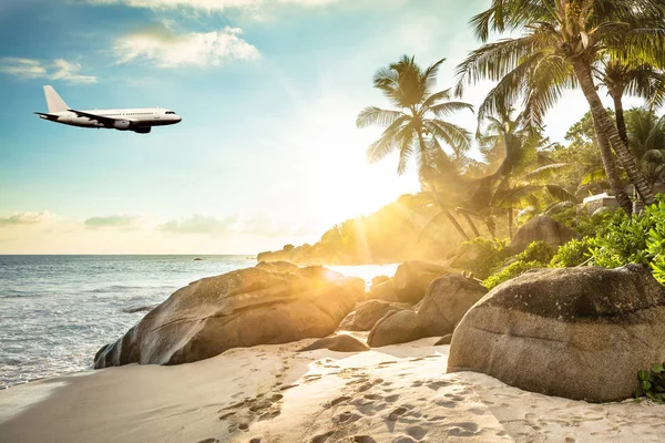 Avión Está Volando Cielo Nublado Sobre Isla Mar Verano Seychelles — Foto de Stock