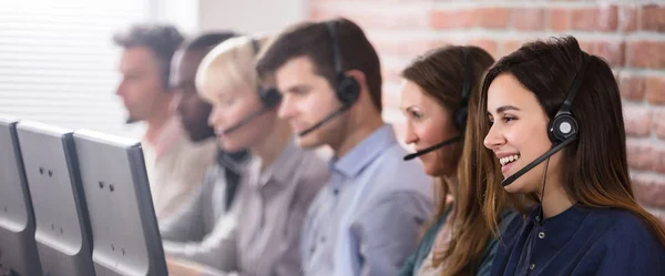 Female Customer Services Agent Working Call Center — Stock Photo, Image