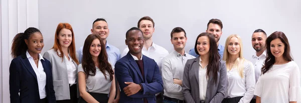 Группа Молодых Успешных Многонациональных Молодых Офисных Работников Стоящих Перед Камерой — стоковое фото