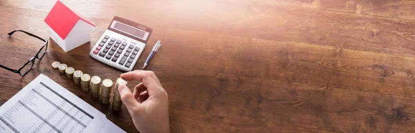 Hoge Hoek Uitzicht Van Een Persoon Stapelen Munten Houten Bureau — Stockfoto