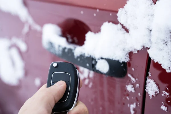 Homme Essayant Ouvrir Porte Voiture Congelée Avec Télécommande — Photo