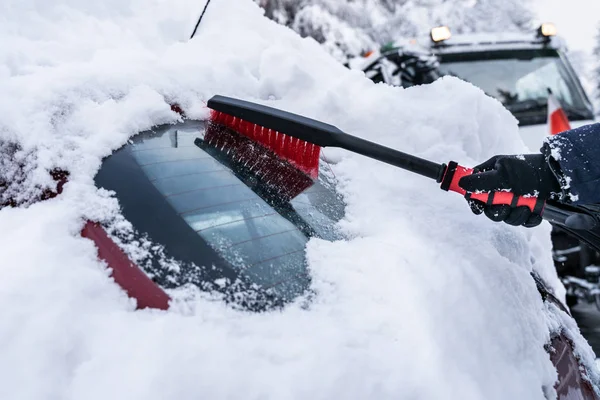 Femme Nettoyage Voiture Neige Après Fortes Chutes Neige — Photo