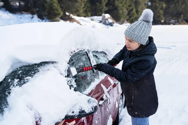 Femme Nettoyage Voiture Neige Après Fortes Chutes Neige — Photo