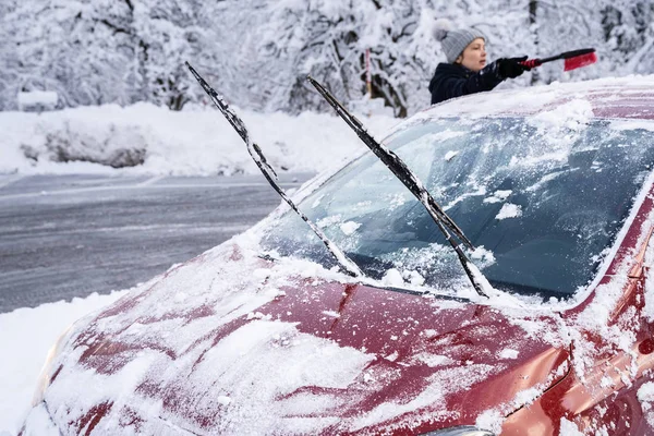 Жінка Очищає Машину Від Снігу Після Сильних Снігопадів — стокове фото