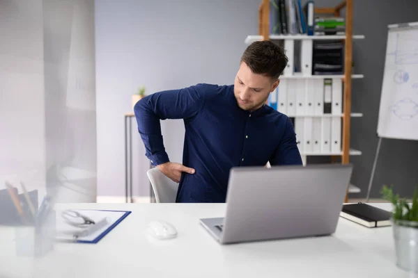 Üzletember Szenved Hátfájás Miközben Dolgozik Laptop — Stock Fotó