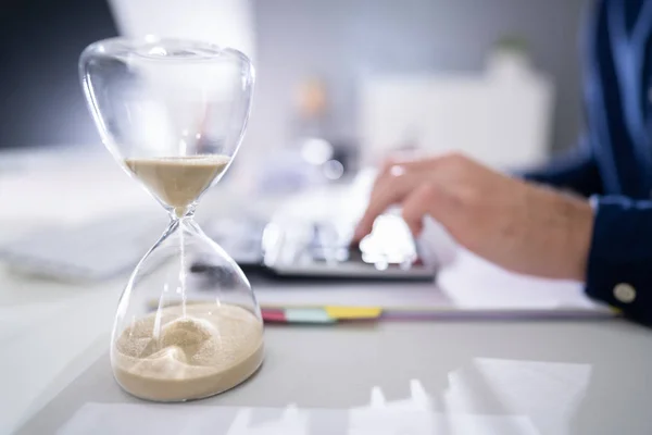 Hourglass Depan Pengusaha Menghitung Invoice — Stok Foto