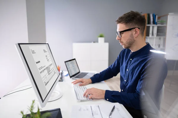 Seitenansicht Der Hand Des Geschäftsmannes Bei Der Berechnung Der Rechnung — Stockfoto