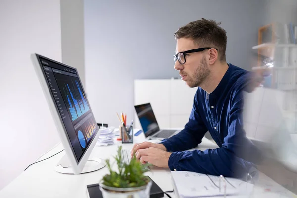 Young Male Stock Market Broker Analyzing Graph Computer Workplace — Stock Photo, Image