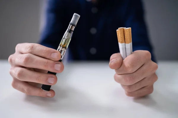 Homem Segurando Vape Cigarro Cigarro Sobre Mesa — Fotografia de Stock