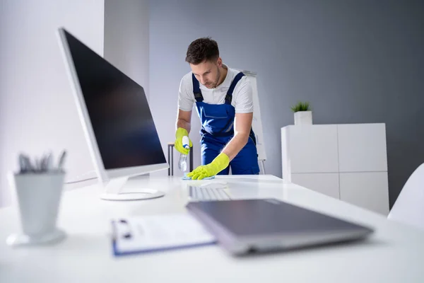 Porträtt Glad Ung Piga Rengöring Glas Bord Office — Stockfoto