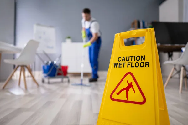 Close Homem Limpando Chão Com Sinal Piso Molhado Amarelo — Fotografia de Stock