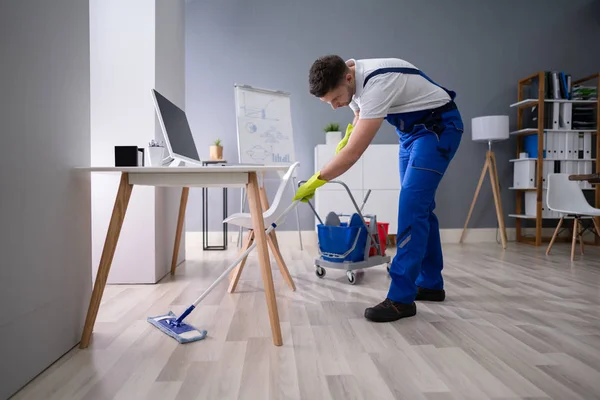 Jeune Homme Heureux Nettoyer Sol Avec Serpillière Dans Bureau Moderne — Photo