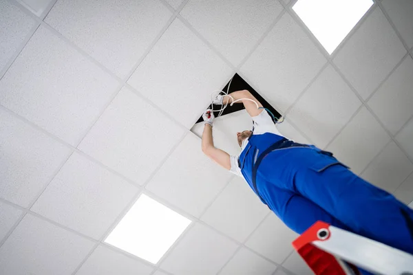 Retrato Comprimento Total Eletricista Escada Instala Iluminação Para Teto Escritório — Fotografia de Stock