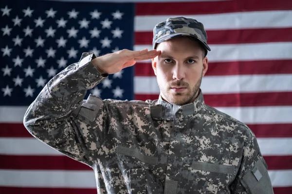 美国陆军士兵在美国国旗前敬礼的肖像 — 图库照片