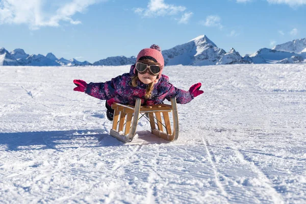 Wesoła Dziewczynka Ślizgająca Się Sankami Śniegu Laax — Zdjęcie stockowe