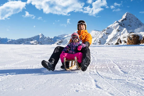 Jovem Pai Brincando Com Sua Filha Trenó Sobre Paisagem Nevada — Fotografia de Stock