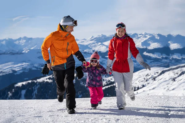 Vrolijke Moeder Vader Genieten Vakantie Met Hun Dochter Laax — Stockfoto